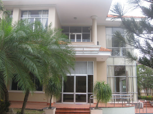 Cho thuê biệt thự Ngô Quang Huy thảo Điền quận 2. Dt 1100 m2 nhà trệt, lầu. giá: 4500 USD.