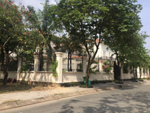 Cho thuê biệt thự Nguyễn Văn Hưởng, quận 2. DT: 800 m2, nhà trệt 2 lầu, sân vườn, hồ bơi. Giá thuê: 6000 USD/Tháng